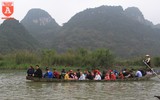 Bất chấp nguy hiểm, thuyền chở 40 người trên suối Yến